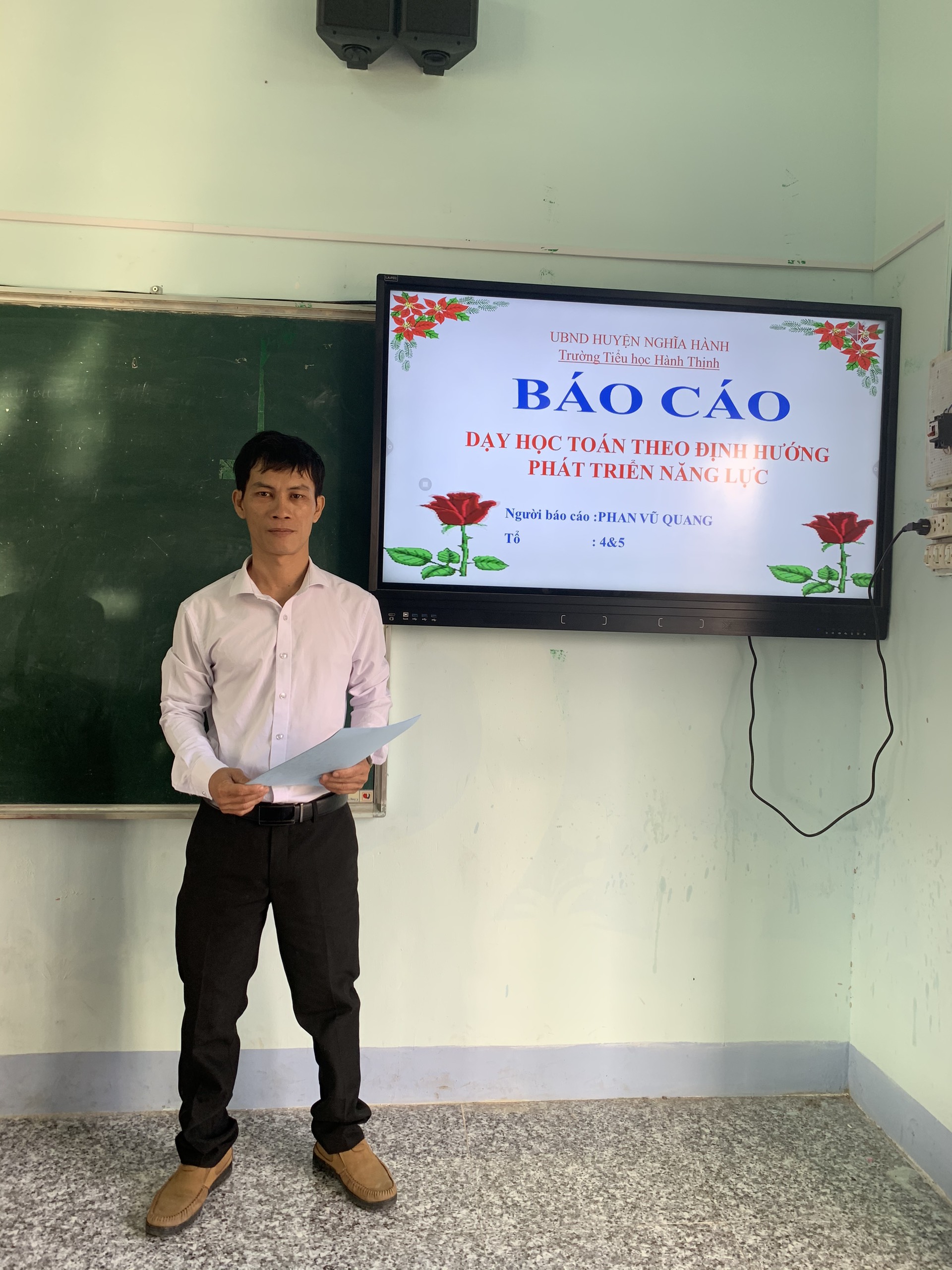Đồng chí Phan Vũ Quang báo cáo chuyên đề Dạy học Toán theo định hướng phát triển năng lực