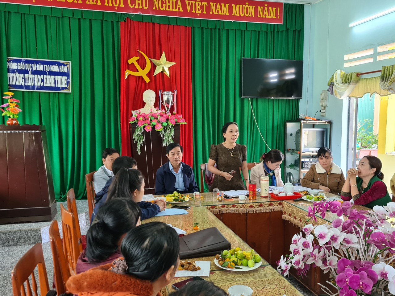 Cô Lê Thị Hồng Tuyết - PHT nhà trường có một số ý kiến sau buổi sinh hoạt chuyên môn tổ